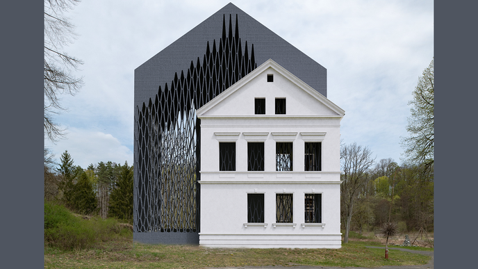 Osamocená budova německé školy v lesích u Ralska