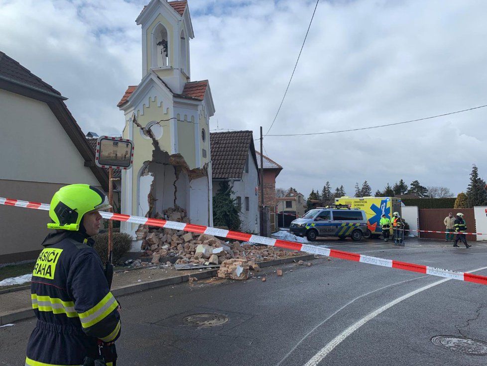 Kamion v Sobíně zdemoloval 12. února 2019 novogotickou kapličku.