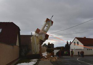 Kapličku v Sobíně zničil 12. února náklaďák, museli ji strhnout.