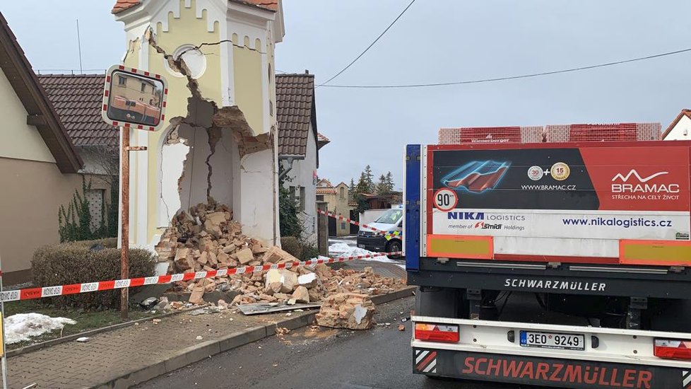 Kamion v Sobíně zdemoloval novogotickou kapličku, 12. února 2019.