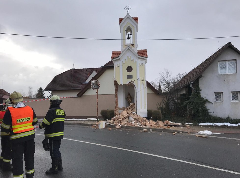 Kamion v Sobíně zdemoloval 12. února 2019 novogotickou kapličku.