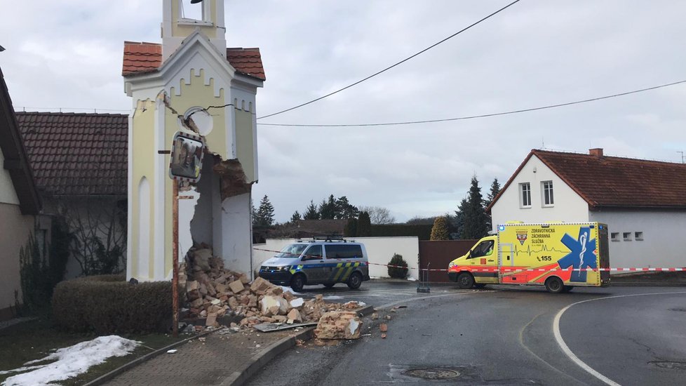 Kamion v Sobíně zdemoloval 12. února 2019 novogotickou kapličku.