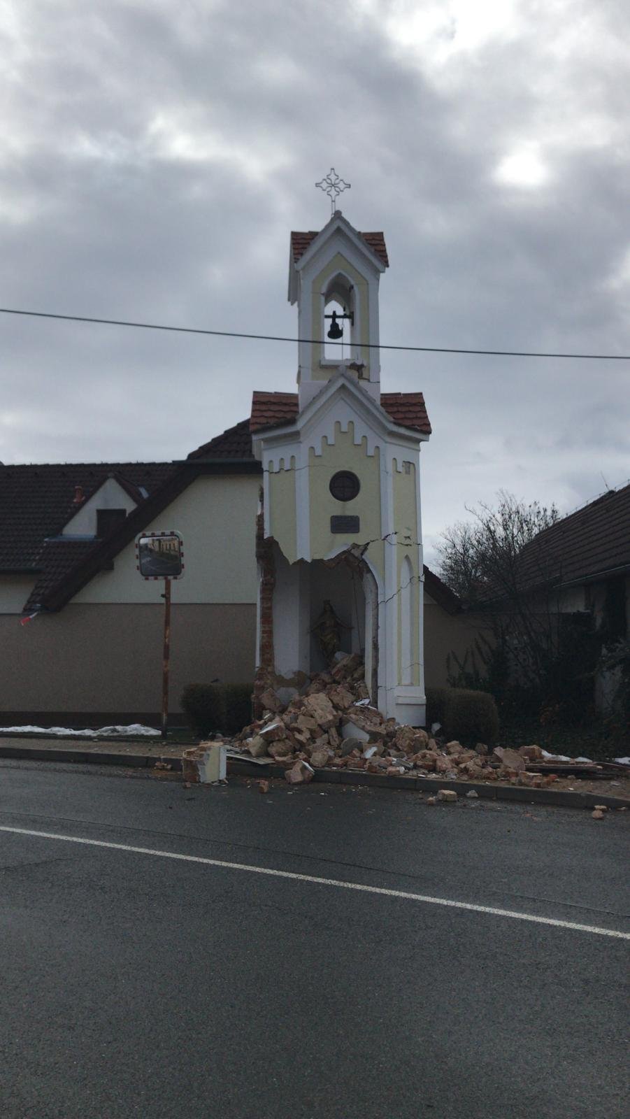 Kamion v Sobíně zdemoloval 12. února 2019 novogotickou kapličku.