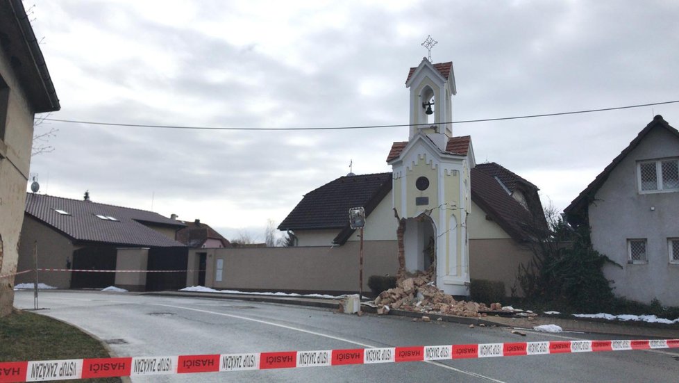 Kamion v Sobíně zdemoloval 12. února 2019 novogotickou kapličku.