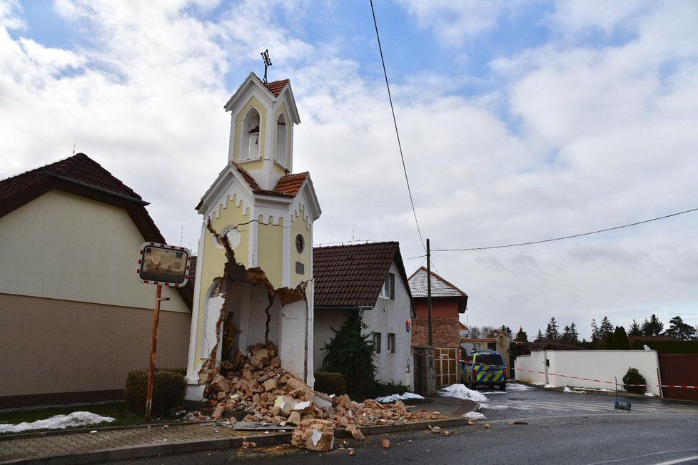 Kamion v Sobíně zdemoloval 12. února 2019 novogotickou kapličku.