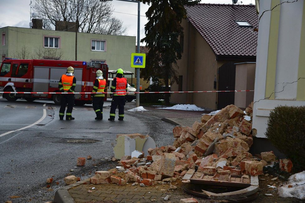 Kamion v Sobíně zdemoloval 12. února 2019 novogotickou kapličku.