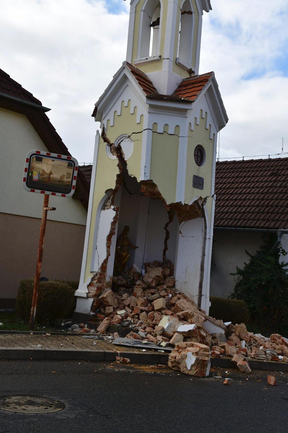 Kamion v Sobíně zdemoloval 12. února 2019 novogotickou kapličku.