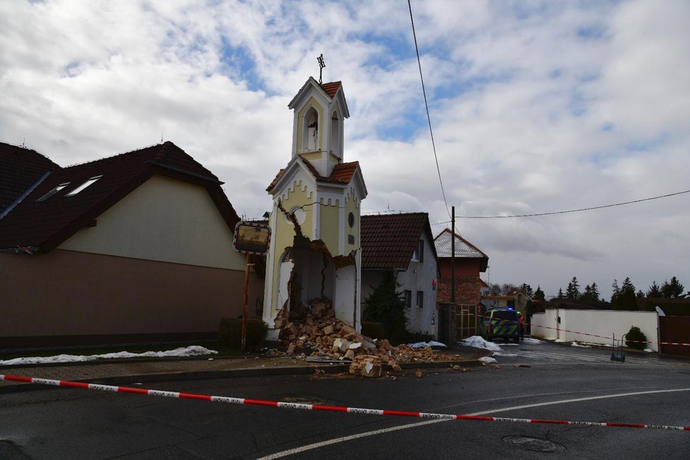 Kamion v Sobíně zdemoloval 12. února 2019 novogotickou kapličku.