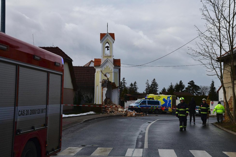 Kamion v Sobíně zdemoloval 12. února 2019 novogotickou kapličku.