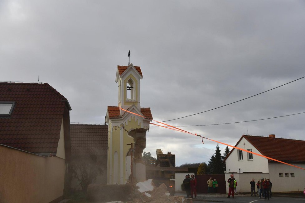 Kapličku v Sobíně zničil 12. února náklaďák, museli ji strhnout.