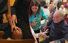 Připitý proutník Sobota na oslavě Krampolových: LOUDIL SEX PO ŽENÁCH! Před očima manželky