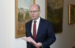 Premiér Sobotka přichází na jednání vlády, kterou „položil“