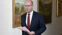 Premiér Sobotka přichází na jednání vlády, kterou „položil“