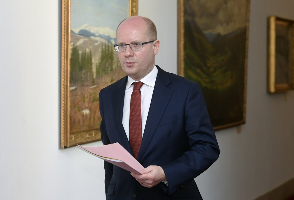 Premiér Sobotka přichází na jednání vlády, kterou „položil“.