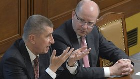 Premiér Bohuslav Sobotka a vicepremiér Andrej Babiš ve sněmovně po hlasování o protikuřáckém zákoně. Sobotka vyčítá hnutí ANO, že porušilo koaliční smlouvu, Babiš tvrdí, že první podraz má na svědomí ČSSD