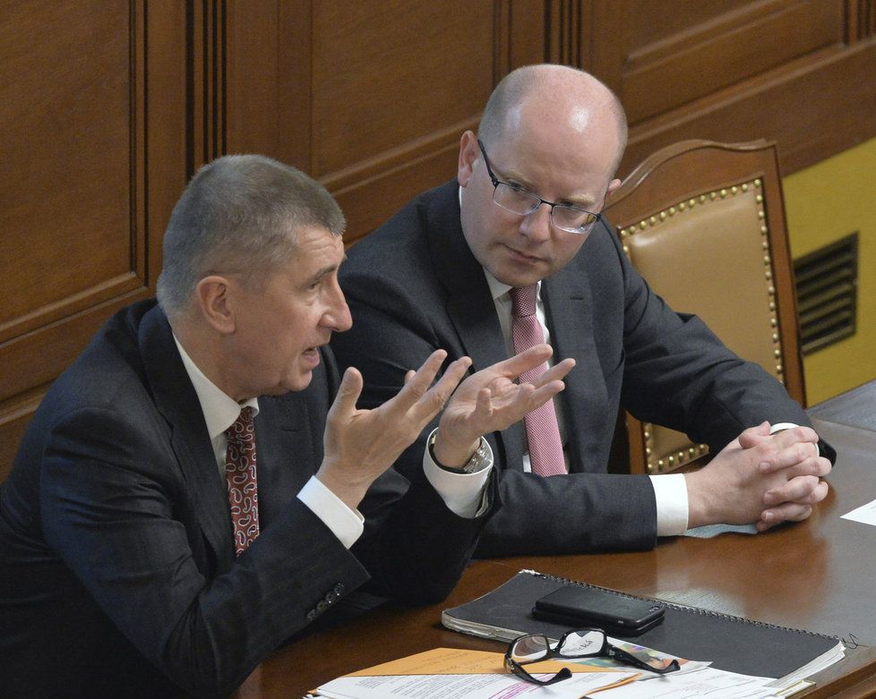 Premiér Bohuslav Sobotka a vicepremiér Andrej Babiš ve Sněmovně po hlasování o protikuřáckém zákoně. Sobotka vyčítá hnutí ANO, že porušilo koaliční smlouvu, Babiš tvrdí, že první podraz má na svědomí ČSSD.