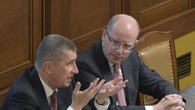 Premiér Bohuslav Sobotka a vicepremiér Andrej Babiš ve Sněmovně po hlasování o protikuřáckém zákoně. Sobotka vyčítá hnutí ANO, že porušilo koaliční smlouvu, Babiš tvrdí, že první podraz má na svědomí ČSSD.