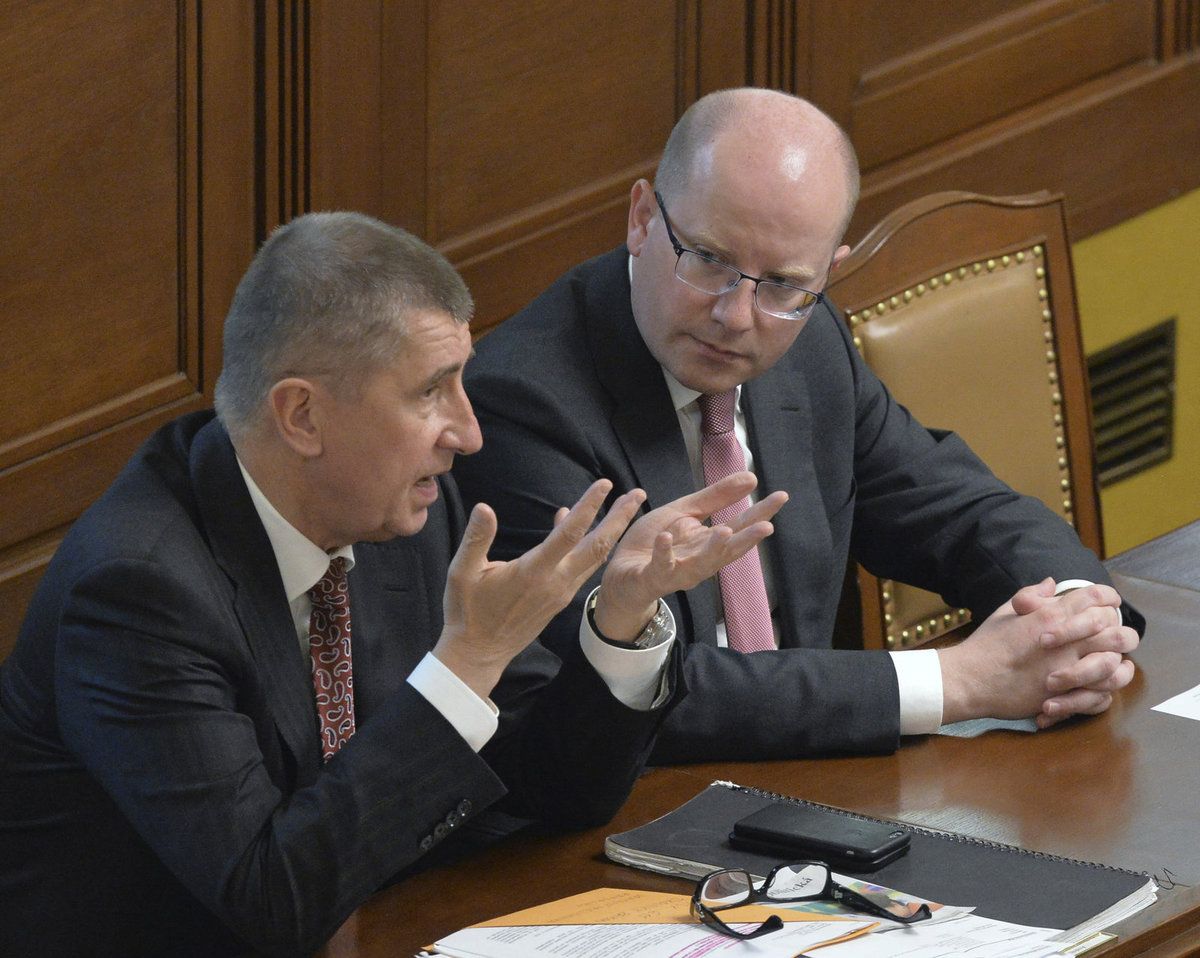 Premiér Bohuslav Sobotka a vicepremiér Andrej Babiš ve sněmovně po hlasování o protikuřáckém zákoně. Sobotka vyčítá hnutí ANO, že porušilo koaliční smlouvu, Babiš tvrdí, že první podraz má na svědomí ČSSD