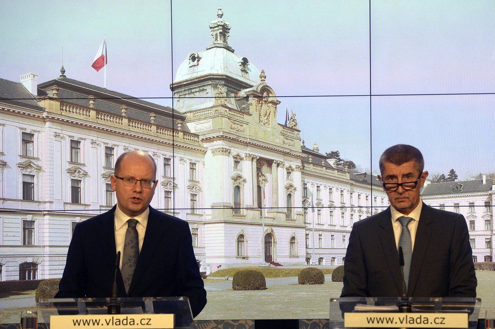 Bohuslav Sobotka (ČSSD) s Andrejem Babišem na závěrečné tiskové konferenci po bilančních schůzkách se všemi členy vlády