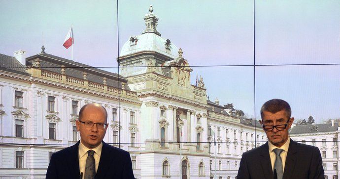 Bohuslav Sobotka (ČSSD) s Andrejem Babišem na závěrečné tiskové konferenci po bilančních schůzkách se všemi členy vlády.