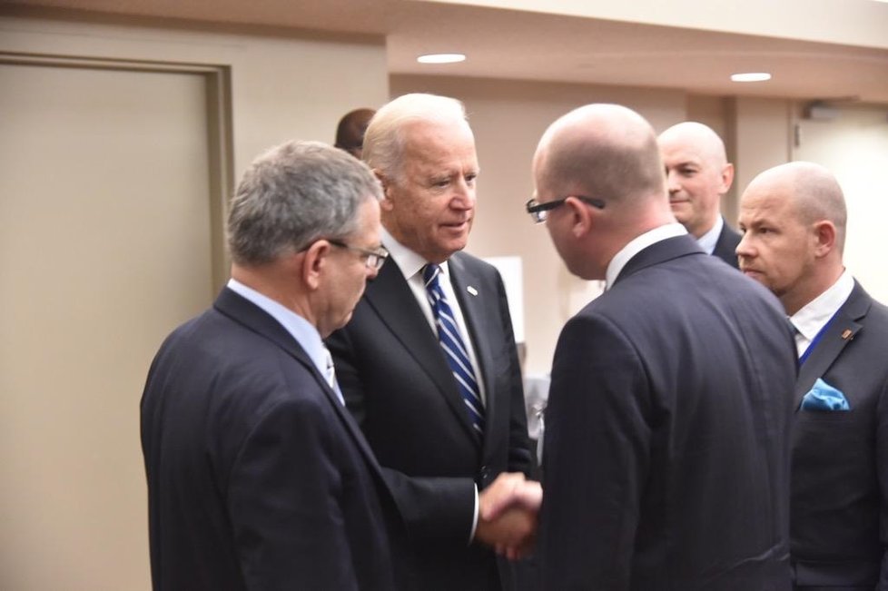 Český premiér se krátce setkal s americkým viceprezidentem Joe Bidenem.