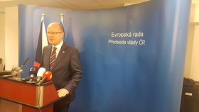 Premiér Bohuslav Sobotka uprostřed jednání Evropské rady v Bruselu