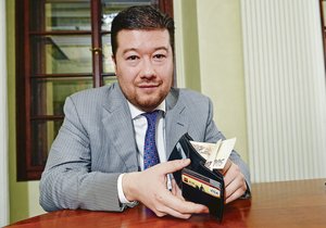 Okamura navrhl příspěvek pro cizince, kteří ztratí práci - od státu by měli dostat peníze, ovšem na cestu domů