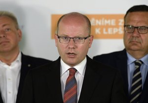 Premiér Bohuslav Sobotka a ministři Milan Chovanec a Jan Mládek na bilanční tiskové konferenci ČSSD