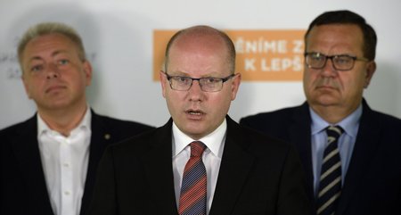 Premiér Bohuslav Sobotka a ministři Milan Chovanec a Jan Mládek na bilanční tiskové konferenci ČSSD