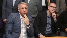 Ministr vnitra Milan Chovanec (ČSSD, vlevo) a premiér Bohuslav Sobotka (ČSSD)