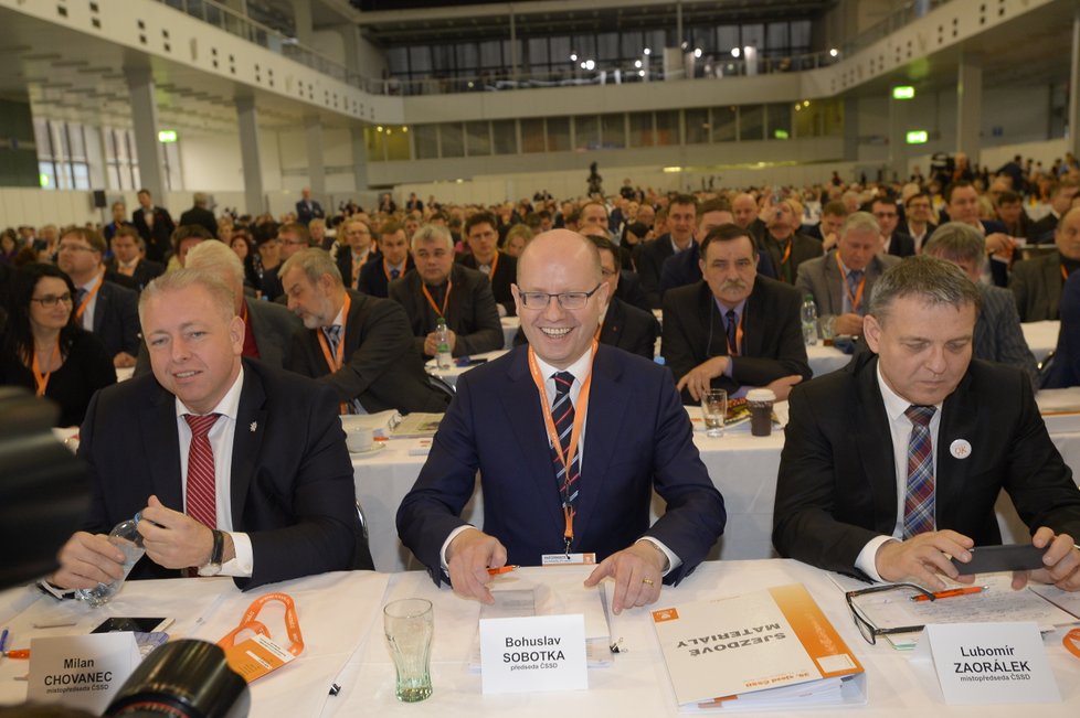 Premiér Bohuslav Sobotka ještě jako šéf ČSSD na březnovém sjezdu strany v Brně. Vedle něj úřadující předseda soc. dem. Milan Chovanec a lídr Lubomír Zaorálek.