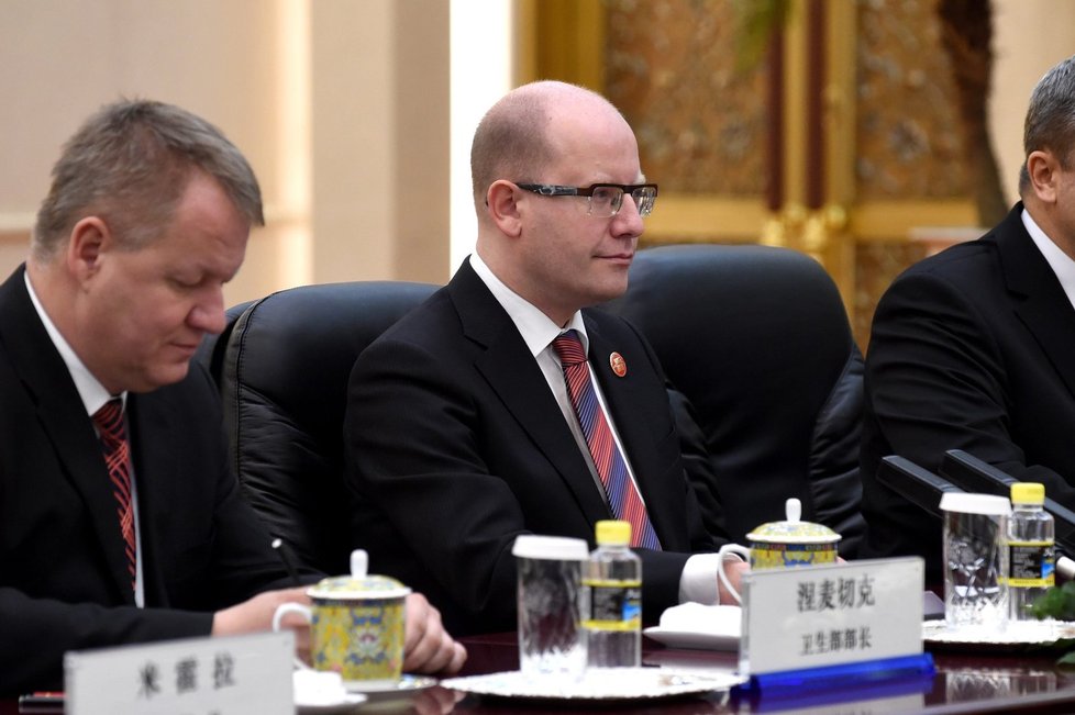 Premiér vzal s sebou do Číny početnou delegaci, včetně podnikatelů a ministra zdravotnictví Svatopluka Němečka.