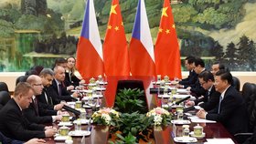 Cíle české delegace v Číně jsou především ekonomické. Premiér ale slíbil nadnést i lidská práva...