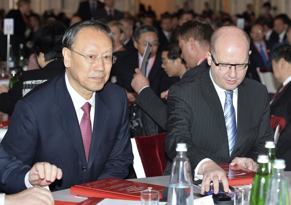 Premiér Bohuslav Sobotka a tajemník sekretariátu Komunistické strany Číny a místopředseda Čínského lidového politického poradního shromáždění Tu Čching-Lin (vlevo)