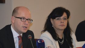 Premiér Bohuslav Sobotka s ministryní Michaelou Marksovou (oba ČSSD)