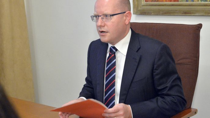 Premiér a šéf vládní ČSSD Bohuslav Sobotka vyzval poslankyni své strany Pavlínu Nytrovou, aby se za své "nemístné a urážlivé výroky" o homosexuálech omluvila.