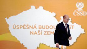 Tak jako šéf ČSSD Bohuslav Sobotka opouštěl před několika týdny na sjezdu strany řečniště, opouští teď jeho spolustraníci houfně ČSSD