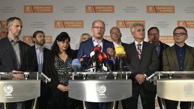Premiér Bohuslav Sobotka musel na tiskové konferenci po krajských a senátních volbách vysvětlovat nevalný výsledek své ČSSD.