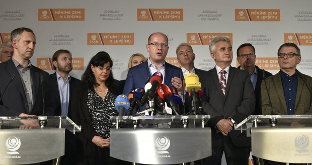 Dusno v ČSSD: Padne Sobotka po volbách, nebo nepřežije už stranický sjezd?