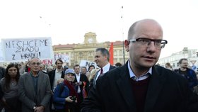 Sobotku přišla podpořit asi tisícovka lidí na Hradčanské náměstí. Tam oznámil, že se vzdát nehodlá
