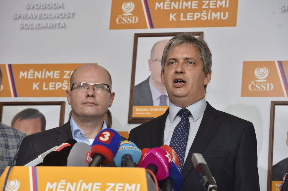 Ministr pro lidská práva Jiří Dienstbier (ČSSD, vpravo) a premiér Bohuslav Sobotka