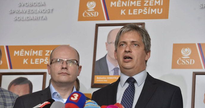 Ministr pro lidská práva Jiří Dienstbier (ČSSD, vpravo) a premiér Bohuslav Sobotka