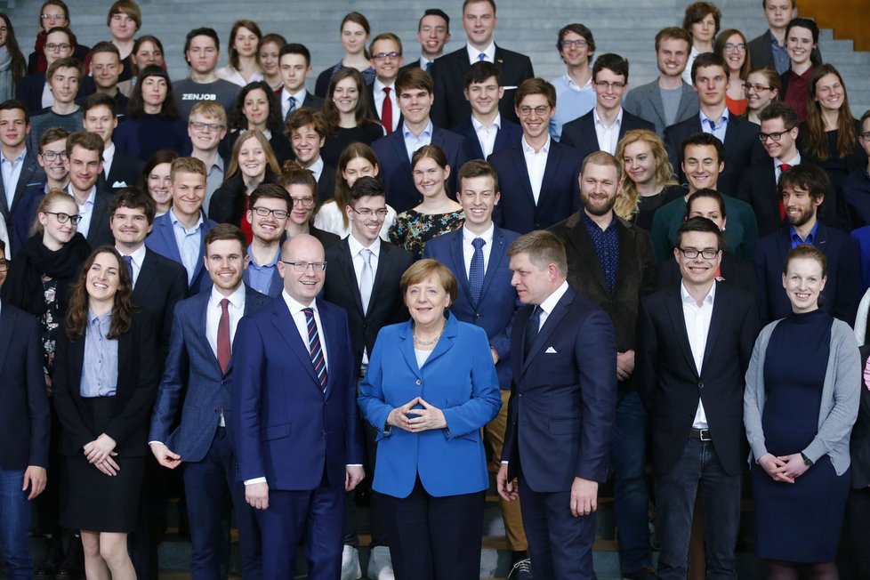 Premiér Bohuslav Sobotka, německá kancléřka Angela Merkelová a slovenský premiér Robert Fico na debatě se studenty v Berlíně