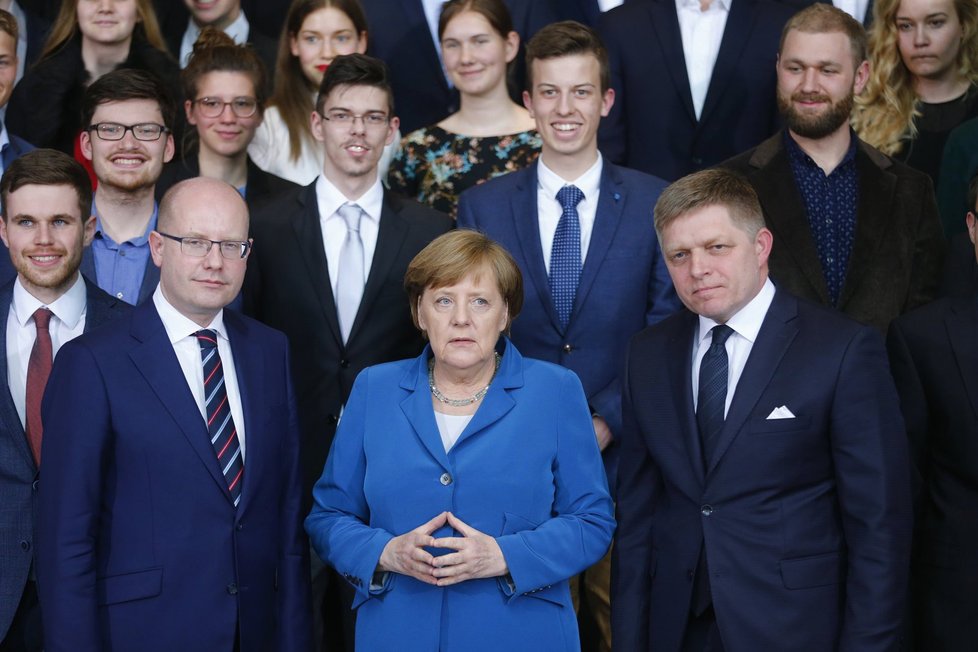 Premiér Bohuslav Sobotka, německá kancléřka Angela Merkelová a slovenský premiér Robert Fico na debatě se studenty v Berlíně