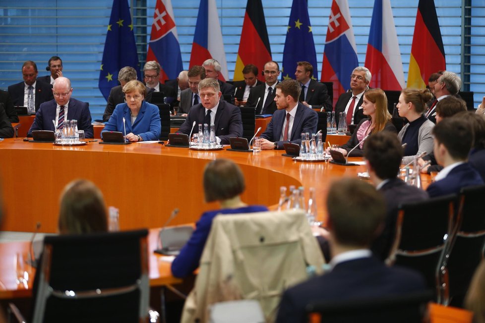 Premiér Bohuslav Sobotka, německá kancléřka Angela Merkelová a slovenský premiér Robert Fico na debatě se studenty v Berlíně