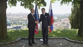 Znovuzvolený slovenský premiér Robert Fico (Smer) vyrazil tradičně na první zahraniční cestu do Prahy. Stihne také jednání premiérů V4.