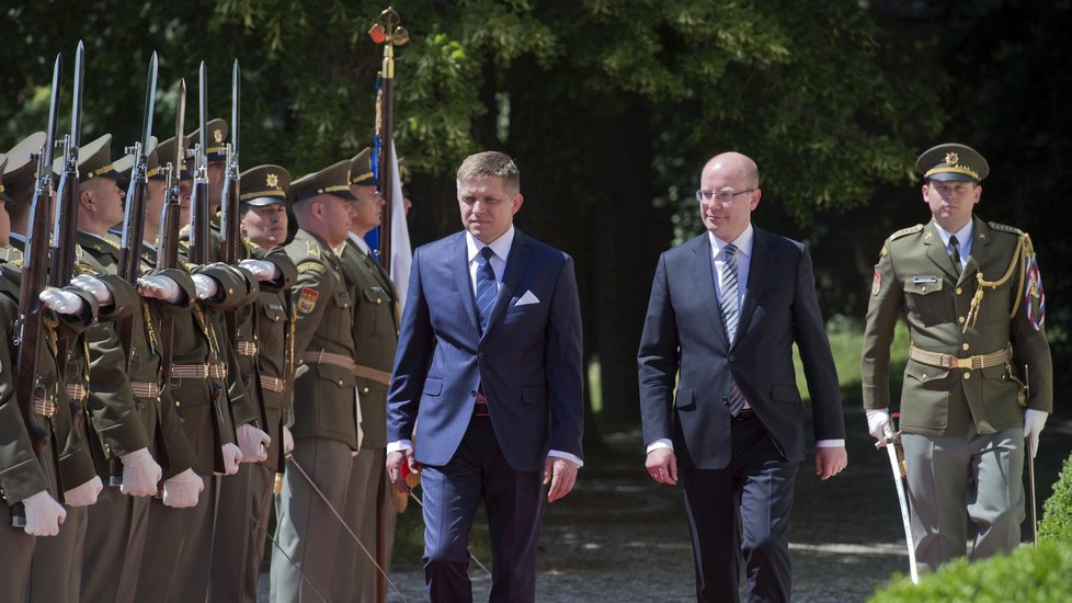Znovuzvolený slovenský premiér Robert Fico (Smer) vyrazil tradičně a první zahraniční cestu do Prahy. Stihne také jednání premiérů V4.