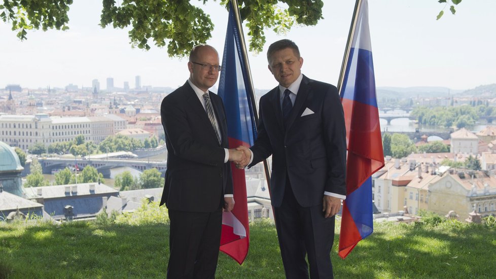 Znovuzvolený slovenský premiér Robert Fico (Smer) vyrazil tradičně a první zahraniční cestu do Prahy. Stihne také jednání premiérů V4.