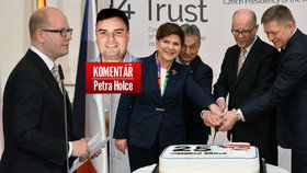 Dort k 25. výročí V4 krájí zleva polská premiérka Beata Szydlová, maďarský premiér Viktor Orbán, český premiér Bohuslav Sobotka a slovenský premiér Robert Fico.