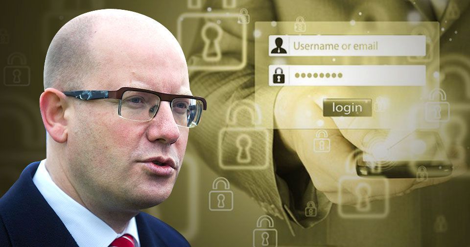 Premiér Bohuslav Sobotka čelí útoku hackerů.